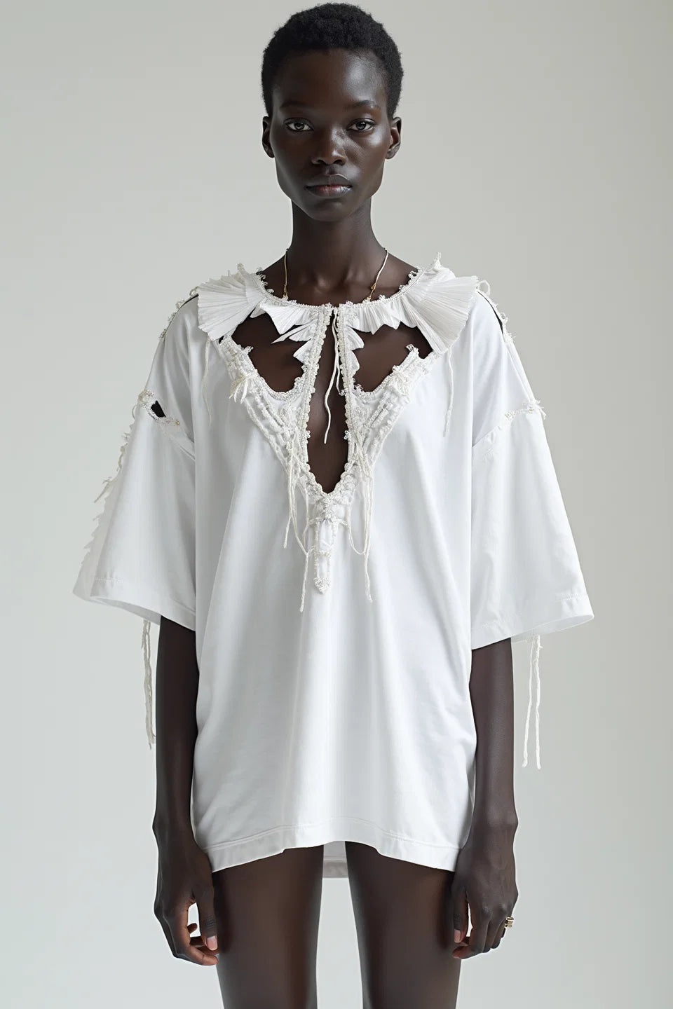 CUT-OUT TEE