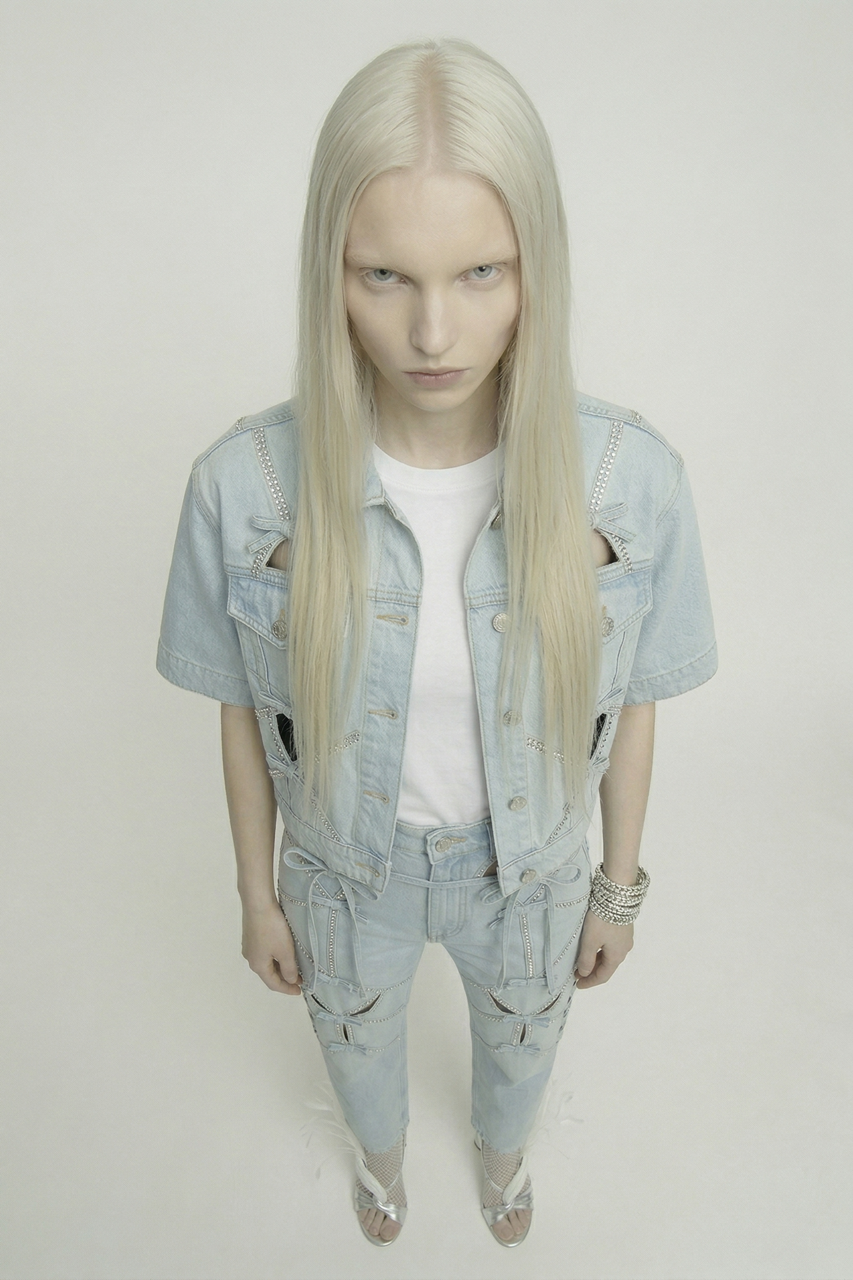 CROPPED DENIM JACKET IN LIGHT BLUE