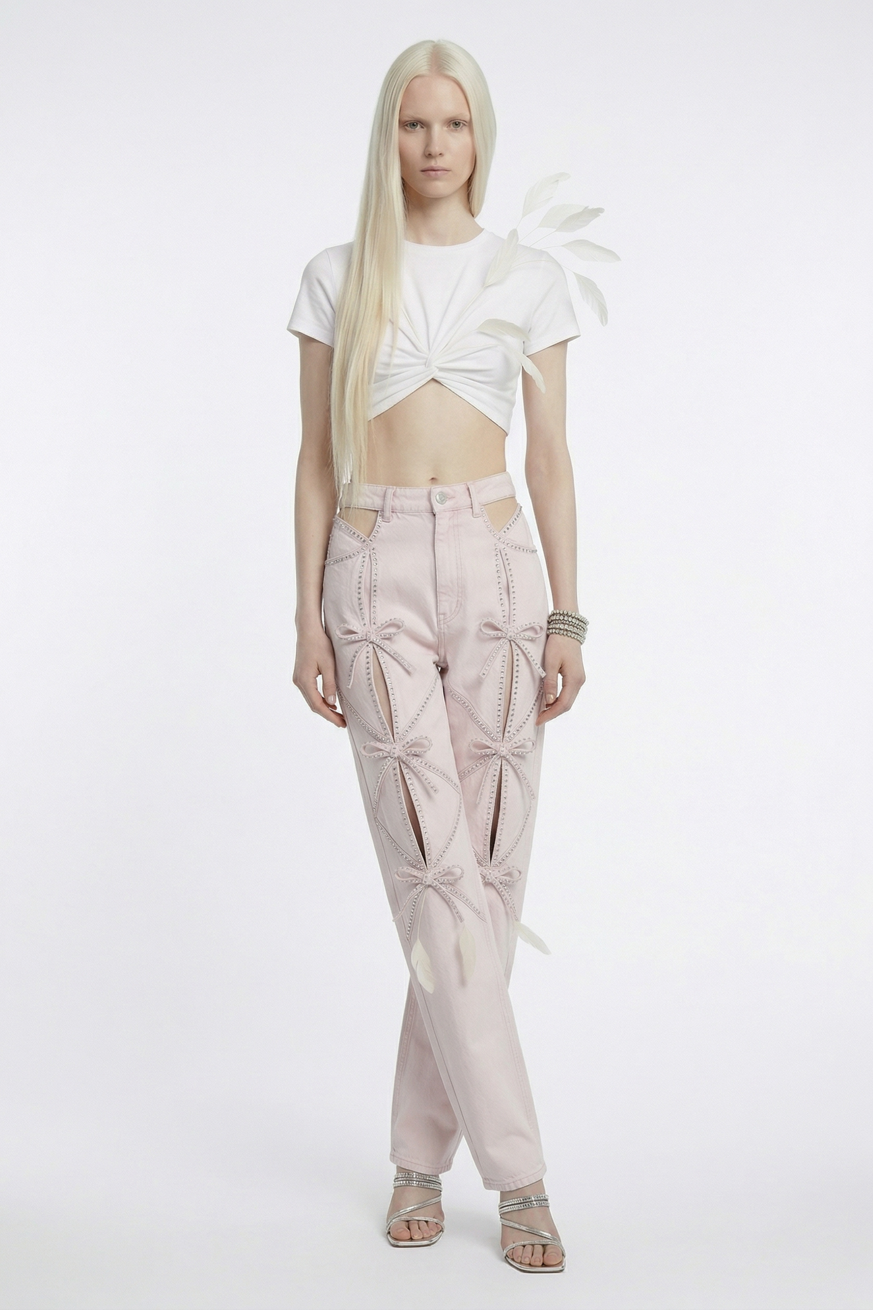 FEATHER EMBELLISHED CROPPED T-SHIRT IN WHITE