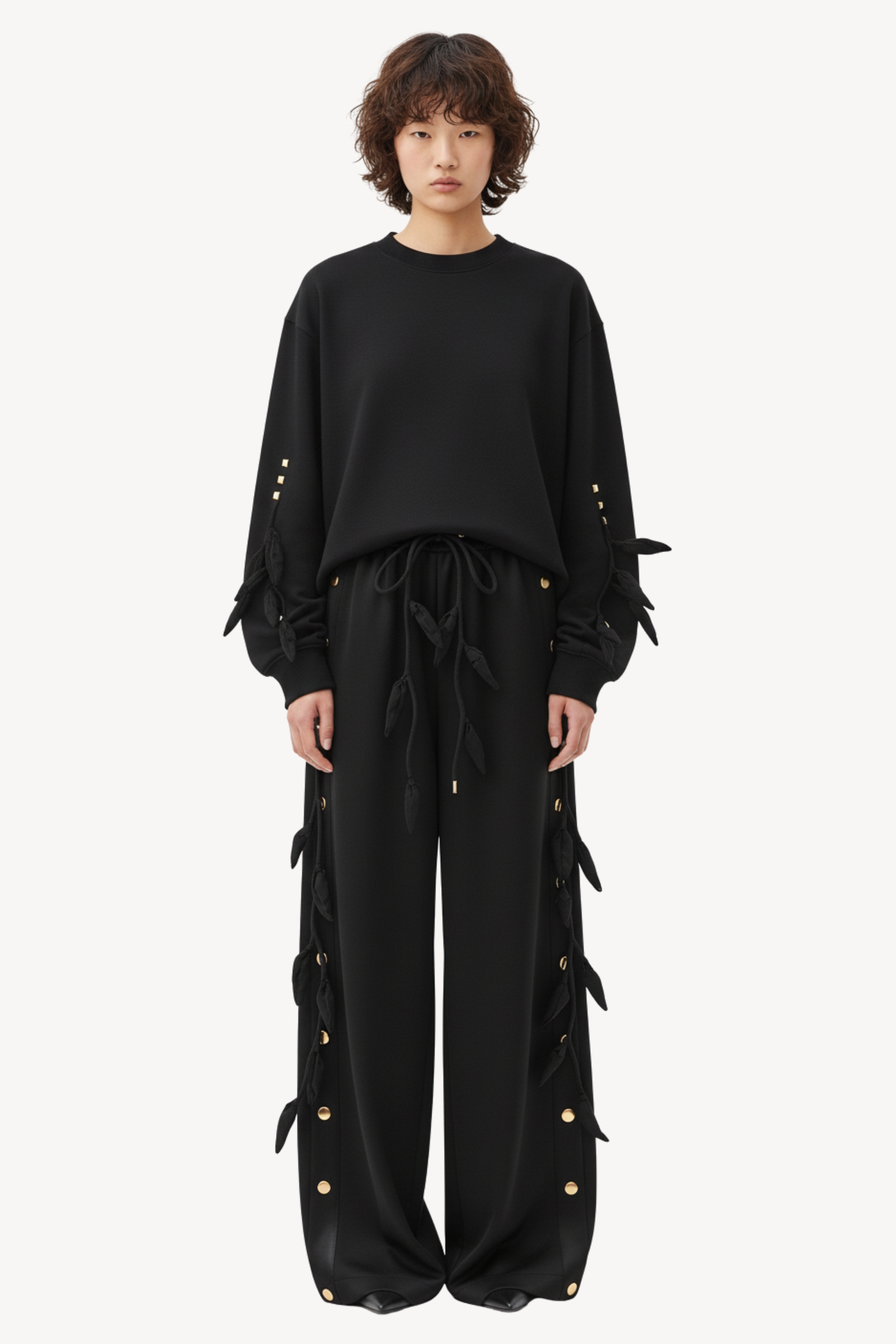 LEAF-DETAIL SWEATSHIRT IN BLACK